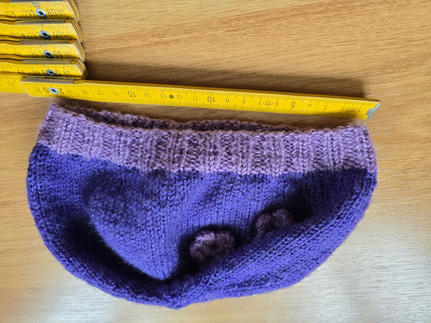 Altro abbigliamento per bambina: Kleinkindermütze handgestrickt – Usato da Büttikon AG venduto da Amineah 2