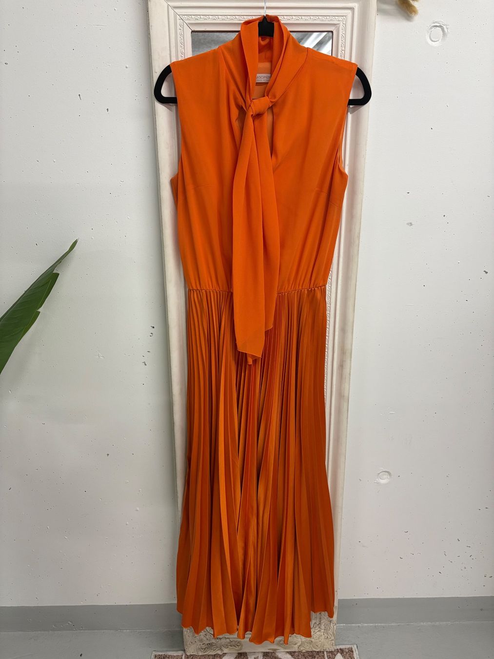 Kleider: Rinascimento Maxikleid Orange Gr. M Plissee Schluppe – Neu (gemäss Beschreibung) aus Regensdorf von secondchancefashion 1