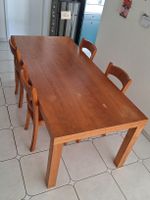 Tisch und 4 Stühle