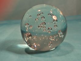 Glaskugel mit verschiedenen Luftblasen, Paperweight