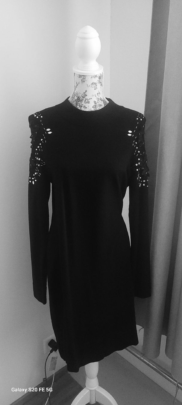 Vestiti: Strickkleid mit Cut Outs Gr.40/42 neuwertig – Usato da Oberaach venduto da Svea11