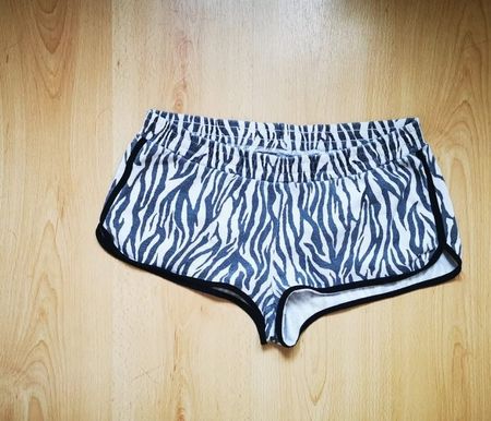 Kurze Hose mit Zebra Muster, perfekt für Sommer ☀️