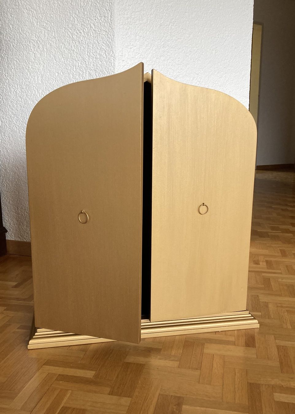 Armadi: Kästchen für Statue oder andere Wertobjekte – Usato da Ittigen venduto da Kurt.Kunz