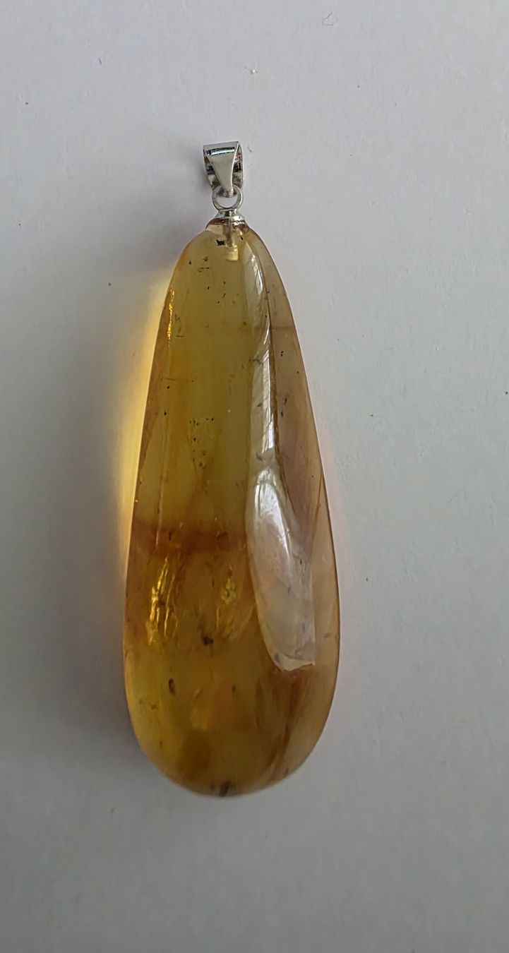 Rimorchi: Bernstein-Anhänger ca. 5x1,7cm. – Nuovo e nell'imballaggio originale da Menziken venduto da Mirager 3