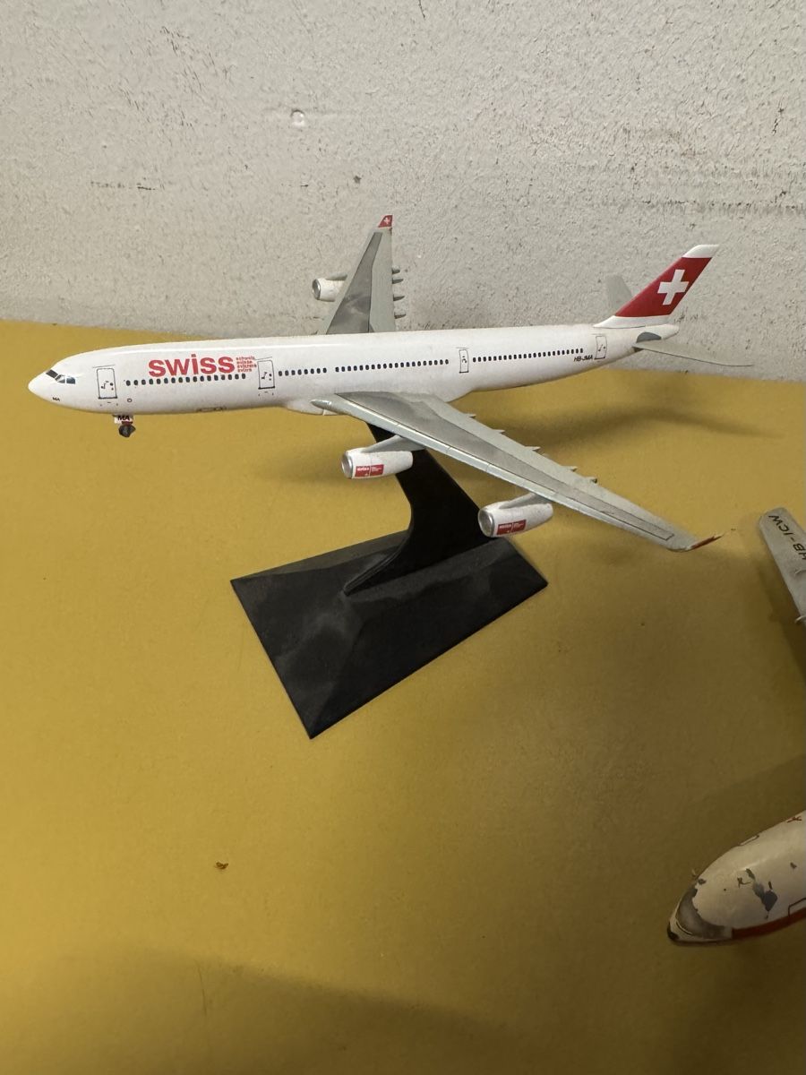 Modellbausätze & Standmodelle: Flugzeugmodelle Swissair, 2 Stck.  – Gebraucht aus Schlieren von Freundlich02 4