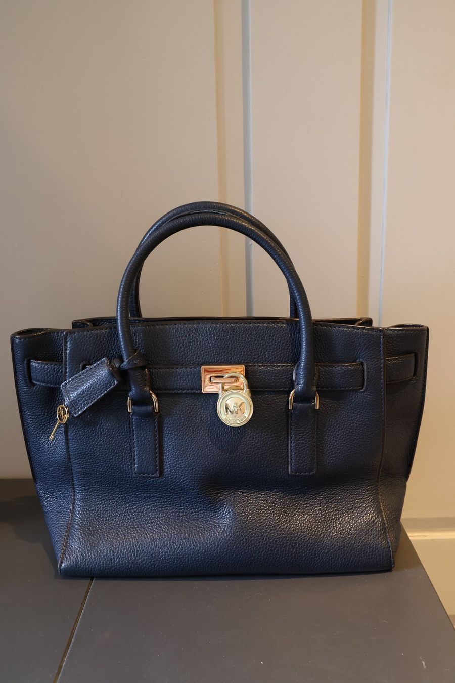 Michael Kors Sacs femmes: Michael Kors Ledertasche dunkelbau – D'occasion à Winterthur par jul_v9wx