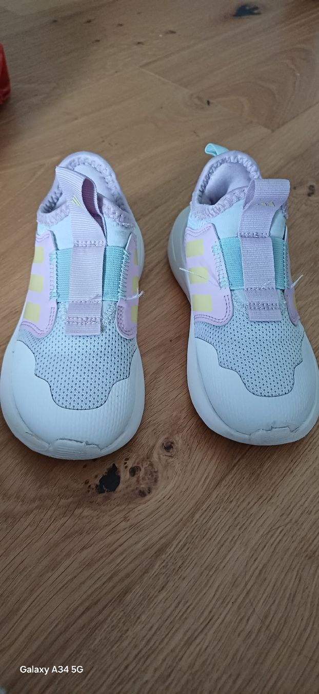 Adidas Chaussures filles: Kinderschuhe Grösse 26 gebraucht – D'occasion à Riniken par Lessy- 1