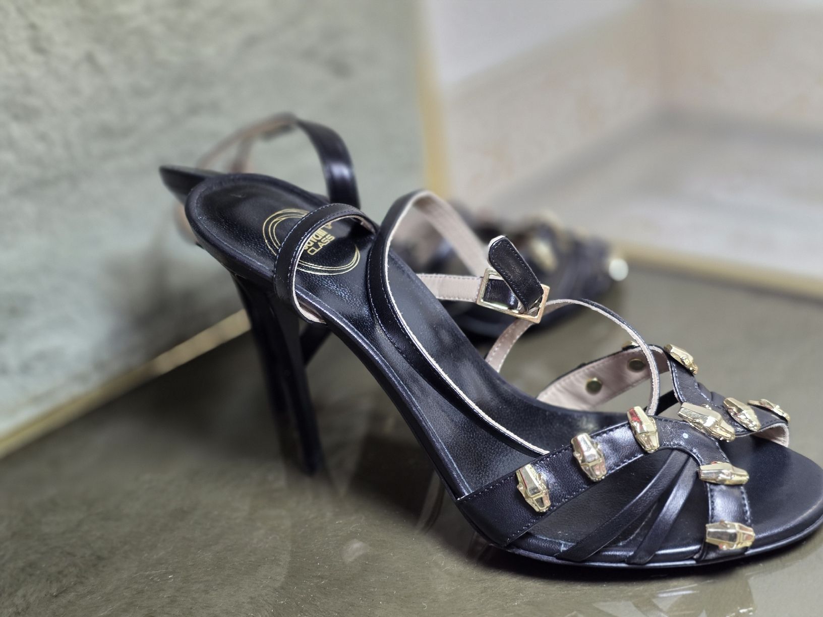 Roberto Cavalli Damenschuhe: Cavalli Class Black Leather Heeled Sandals Size 38 – Neu (gemäss Beschreibung) aus Brüttisellen von par_8zbj 1