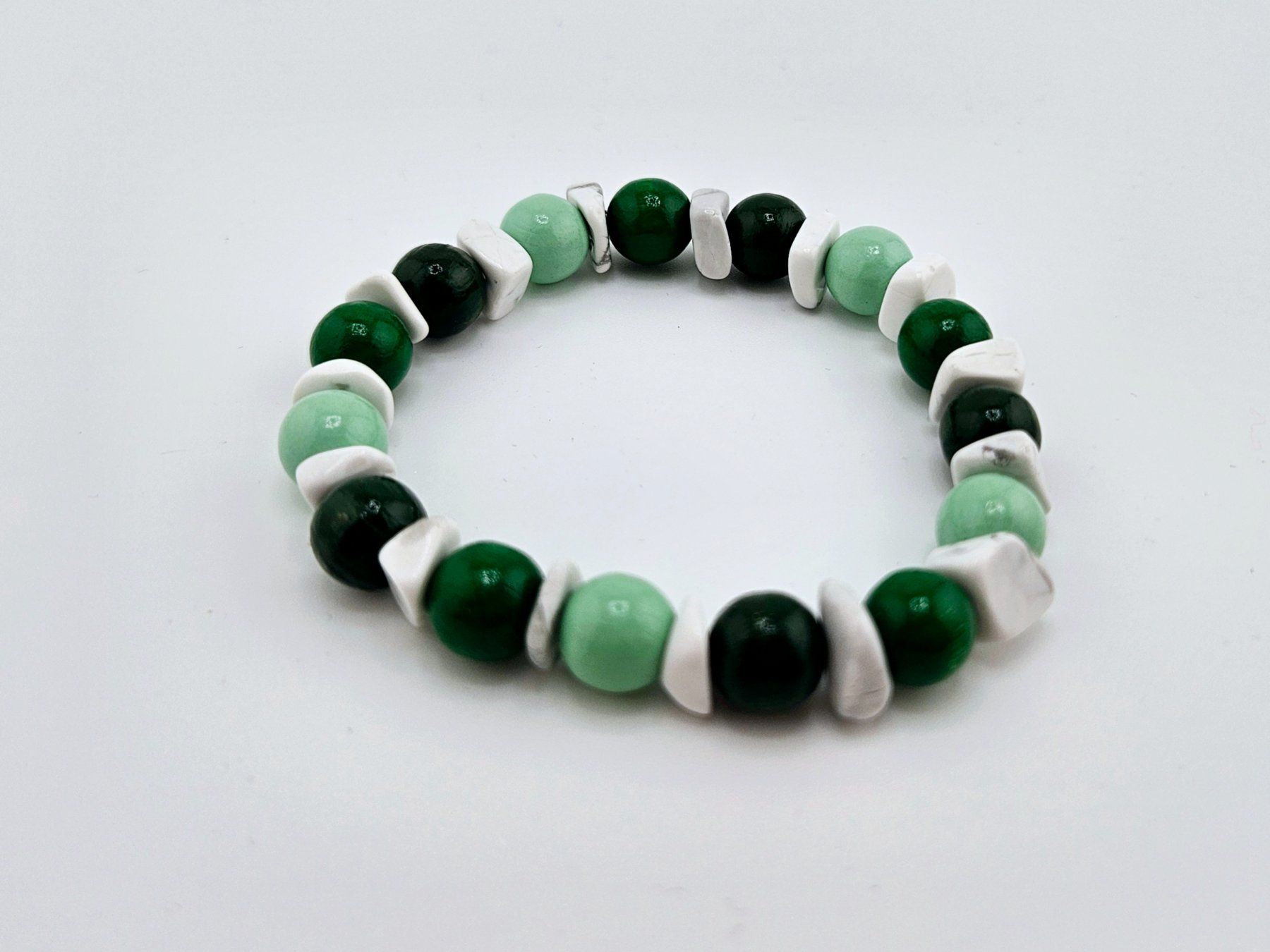 Bracciali & Braccialetti: Holz-Armband mit Howlith Grün/Weiss – Nuovo e nell'imballaggio originale da Thalwil venduto da seasons
