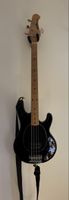 Music Man StingRay 4 (2002, USA) mit Dunlop Straplocks