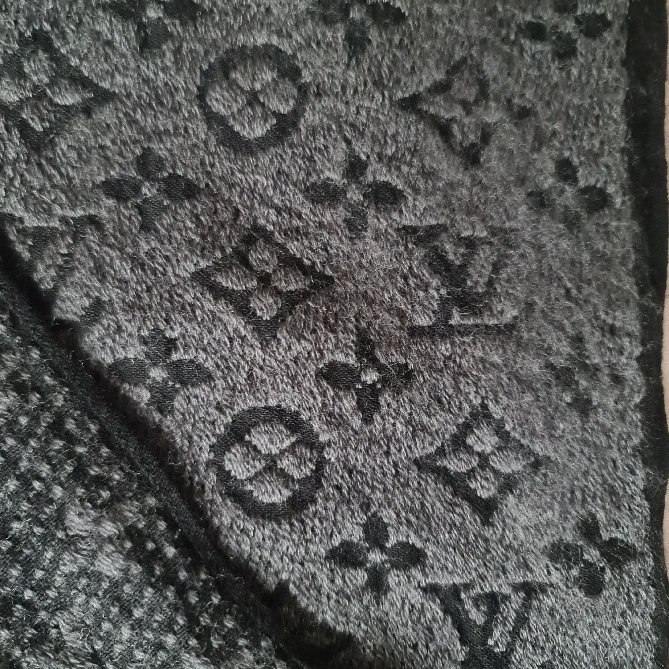 Louis Vuitton Foulards, Tücher & Schals: Écharpe Monogram Classic - Louis Vuitton – Gebraucht aus Renens VD von del_t2kx 4