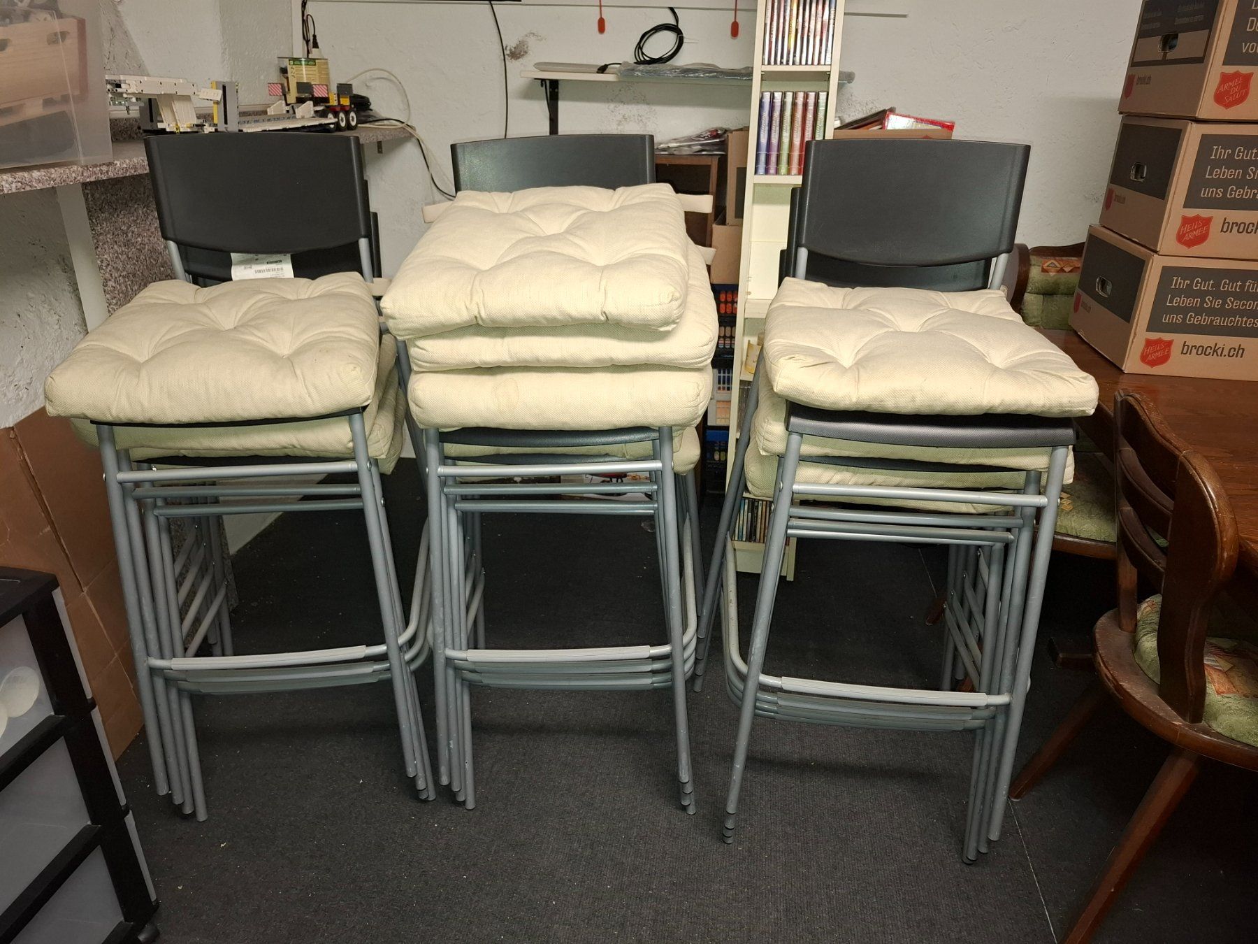 Sgabelli: 12 Barhocker mit Sitzkissen – Usato da Wila venduto da Osal