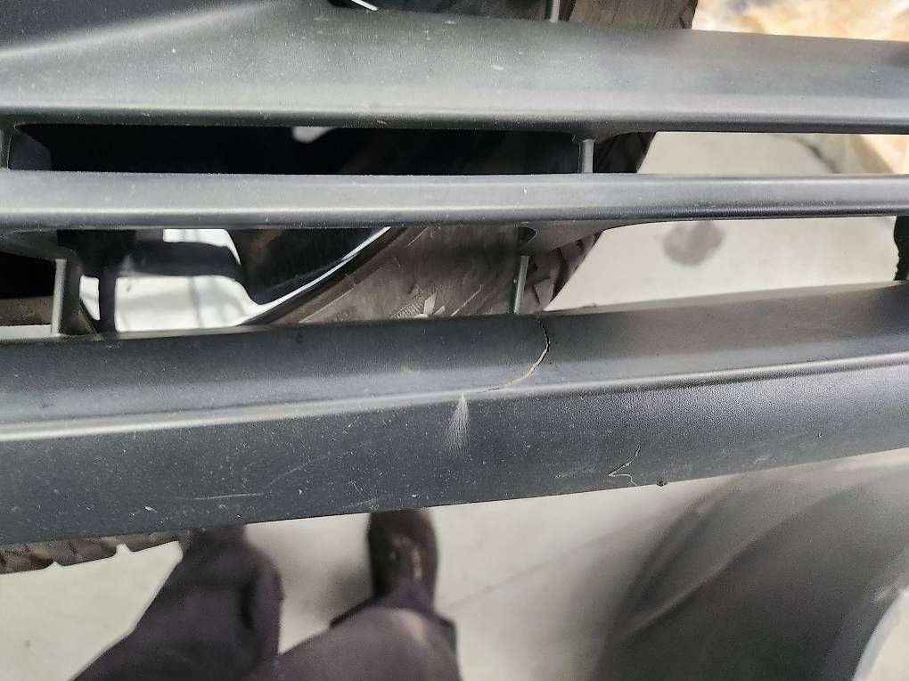 Mercedes-Benz Tutti pezzi di ricambio auto: Mercedes Sprinter 907 Grill – Usato da Biel/Bienne venduto da 300ccc 1
