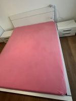 Bett 160x200, Lattenrost, Matratze und Nachttischen
