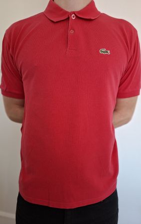 Polo Lacoste rouge,