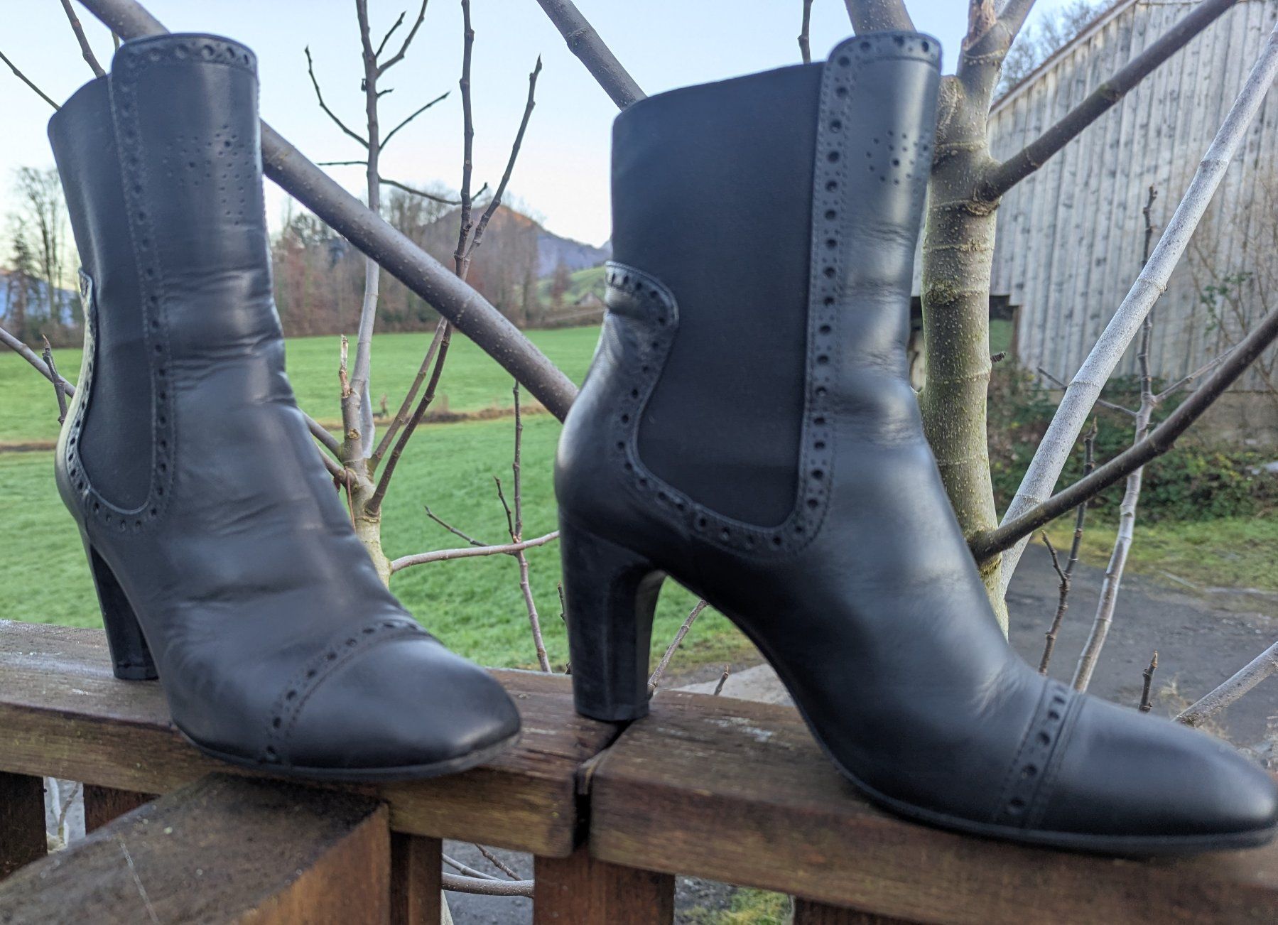 Lloyd Scarpe da donna: Lloyd Chelsea Boots mit Budapester Muster Gr 39 Schwarz – Usato da Altendorf venduto da Eistoelter 1