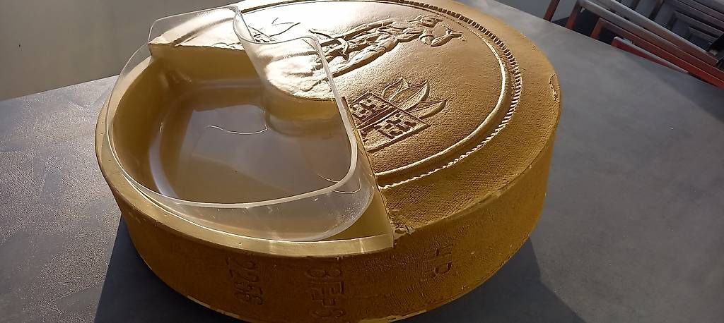 Tutte le decorazioni: Sbrinz Käse Attrappe  Orginal Größe – Usato da Seon venduto da Psalm28 2