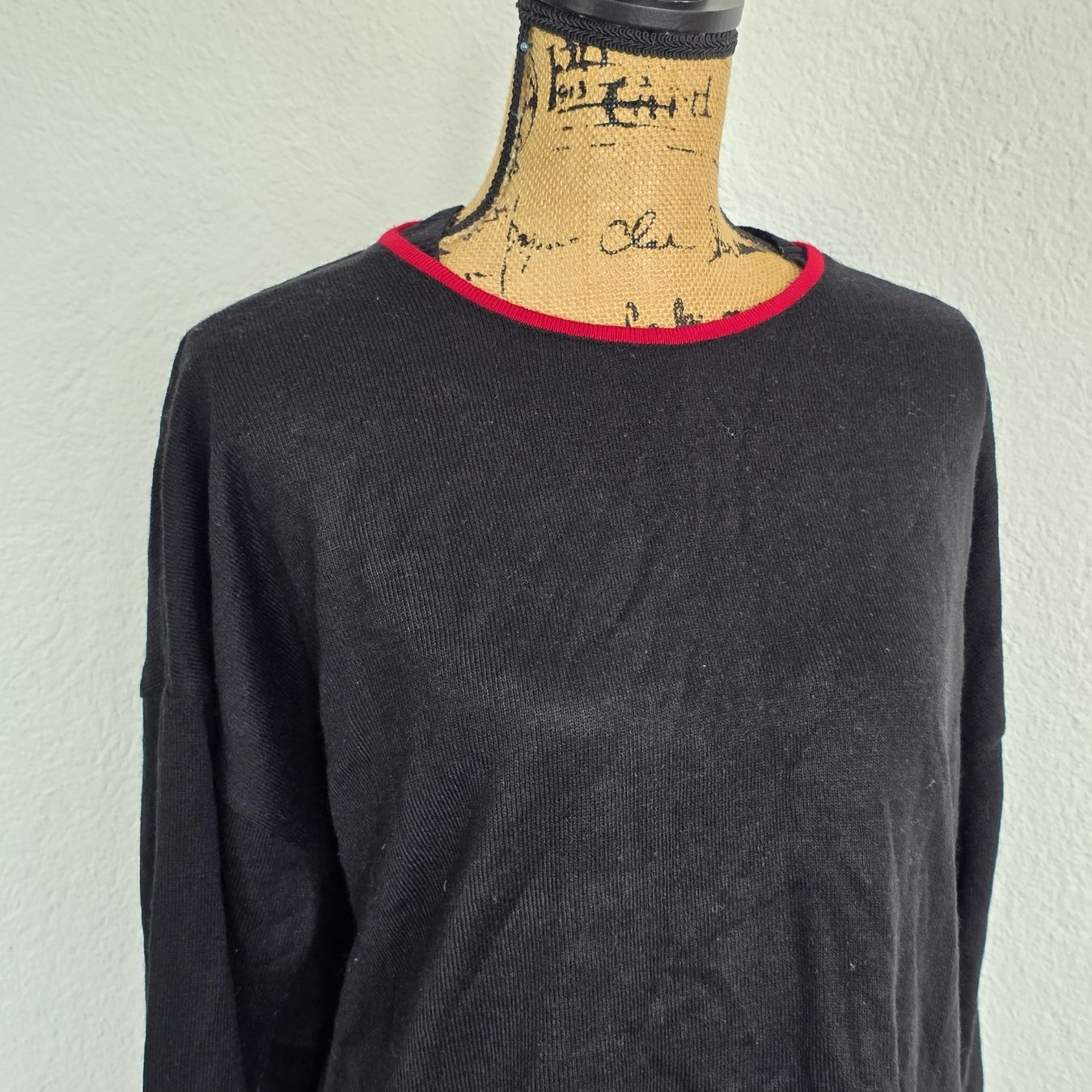 Maglioni & Felpe: Schwarzer Strickpullover mit roten Details, Grösse L – Usato da Rheinsulz venduto da Gilea 3