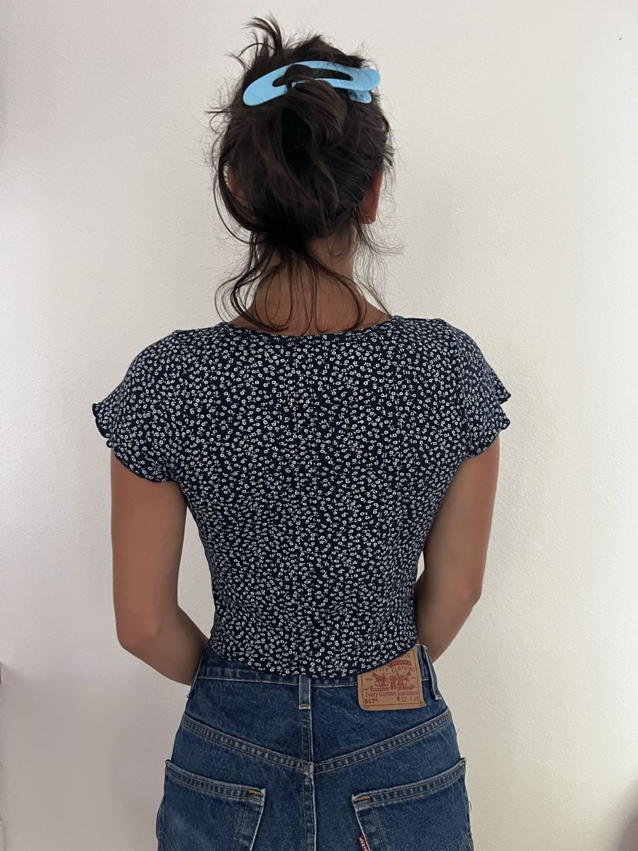 Brandy Melville T-Shirts: Haut Brandy Melville a fleurs – Gebraucht aus Biel/Bienne von Car_Schuss 4