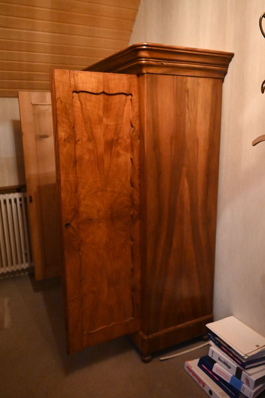 Armadi: Nussbaum Holzschrank – Usato da Dietikon venduto da Bhelbling 2