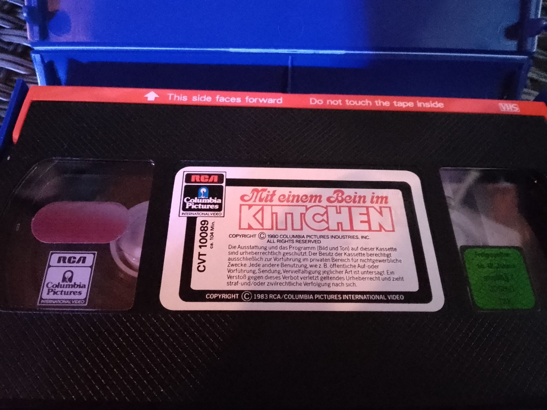 Toutes les VHS: Mit einem Bein im Kitchen RCA VHS CVX10089 – D'occasion à Remetschwil par Privatflohmi 2
