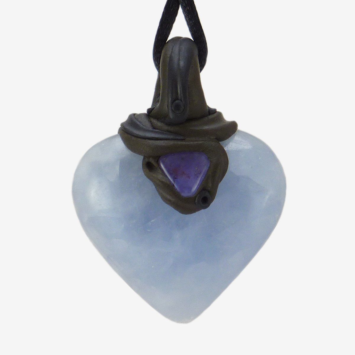 Minerali & Pietre curative: Blauer Calcit Steinanhänger mit eingefasstem Amethyst – Nuovo e nell'imballaggio originale da Meilen venduto da Kaleidoskopia