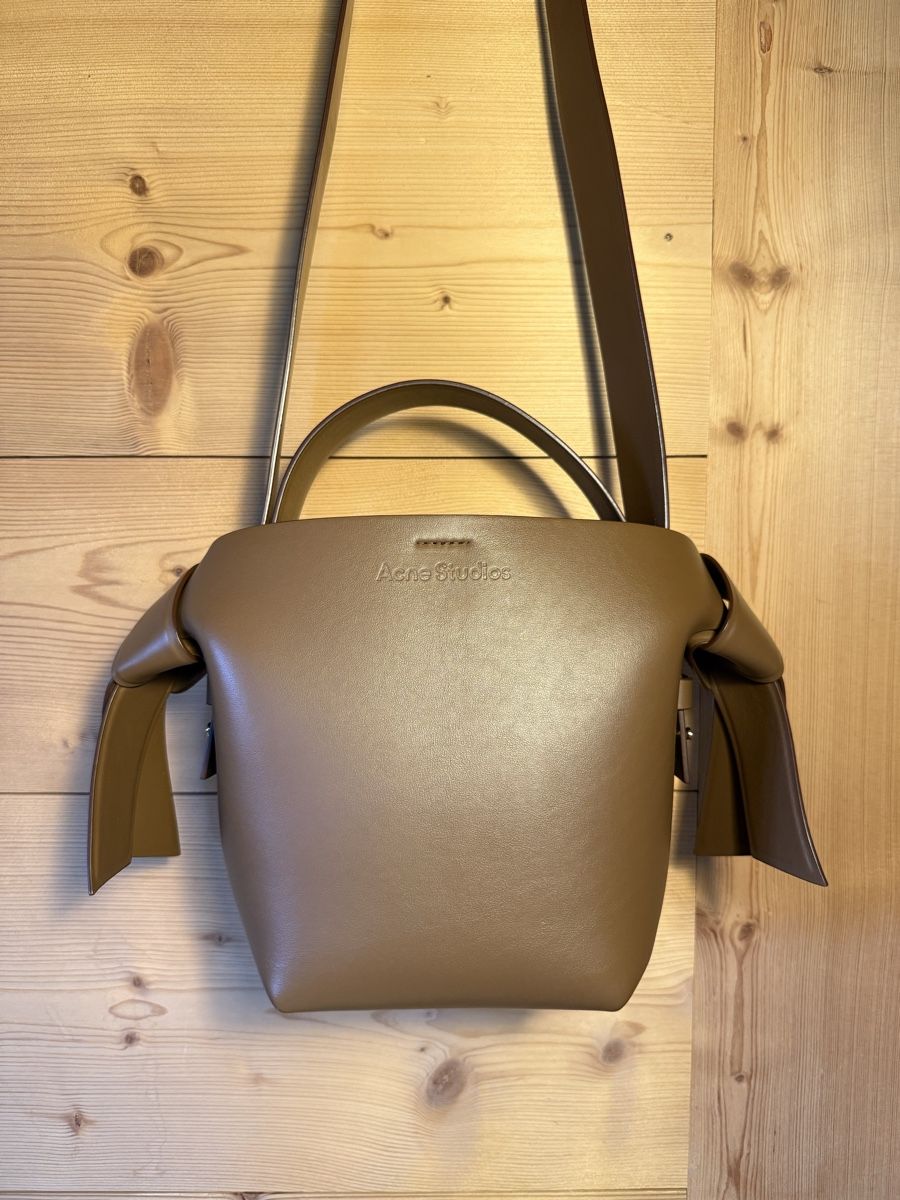 Acne Studios Borse: Acne studios Musubi camel bag – Usato da Schönried venduto da theapplew 4
