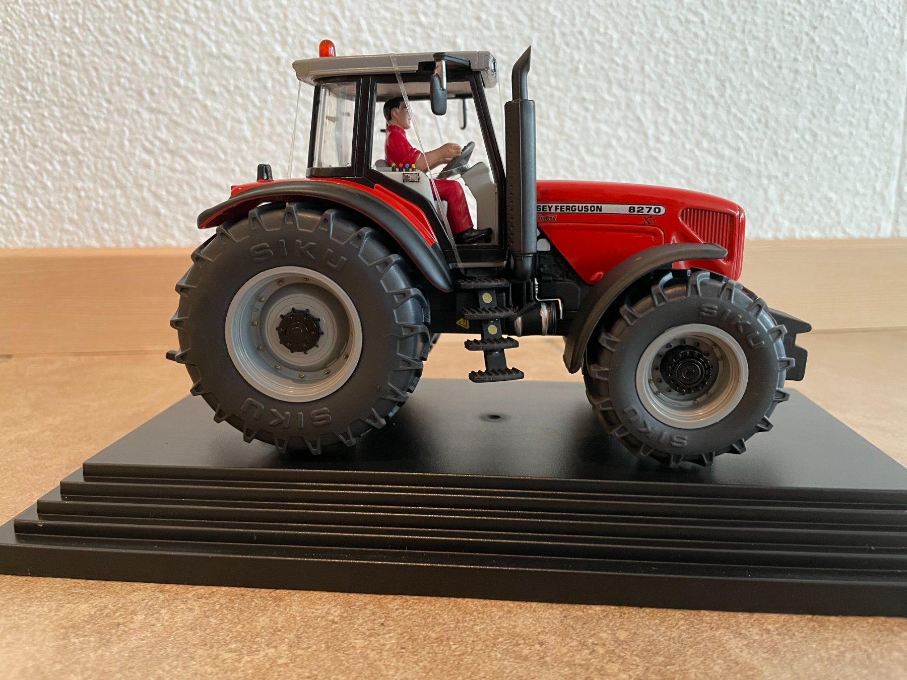Massey Ferguson Trattori: SIKU Massey Ferguson 8270 Xtra – Nuovo e nell'imballaggio originale da Kreuzlingen venduto da Stefan1150 2