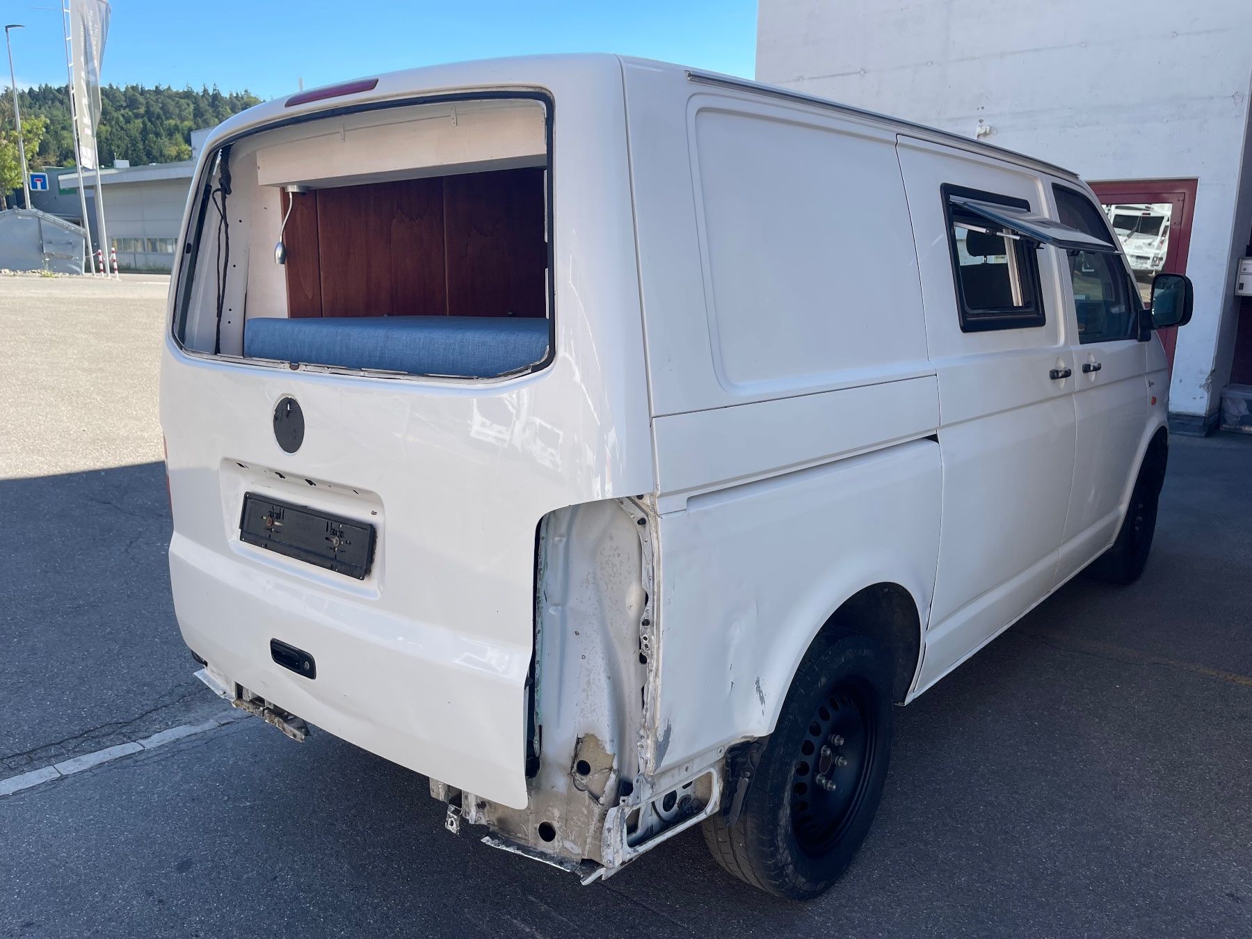 VW Camping Fahrzeuge: VW T5 Camper Wohnmobil Unfall – Gebraucht aus Winterthur von CamperBau 3