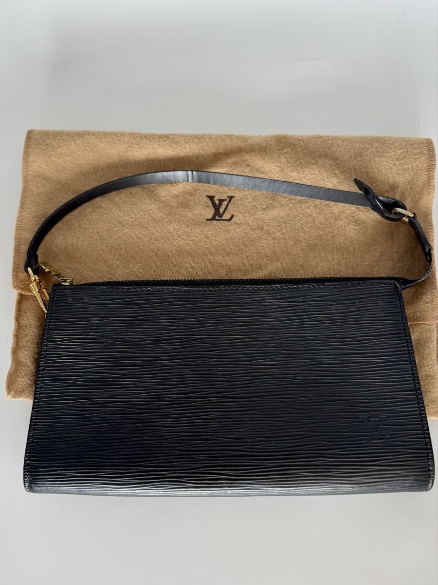 Louis Vuitton Borse da donna: Louis Vuitton Pochette Noir Épi – Usato da Trelex venduto da emi_r59r