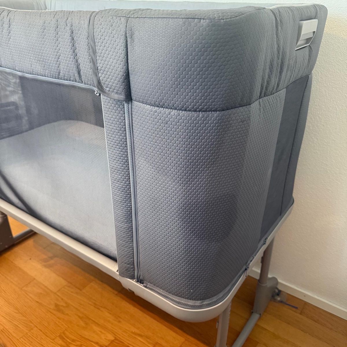 Lits: Chicco Next 2 Me Forever grey crib good condition – D'occasion à Otelfingen par ven_n5ms
