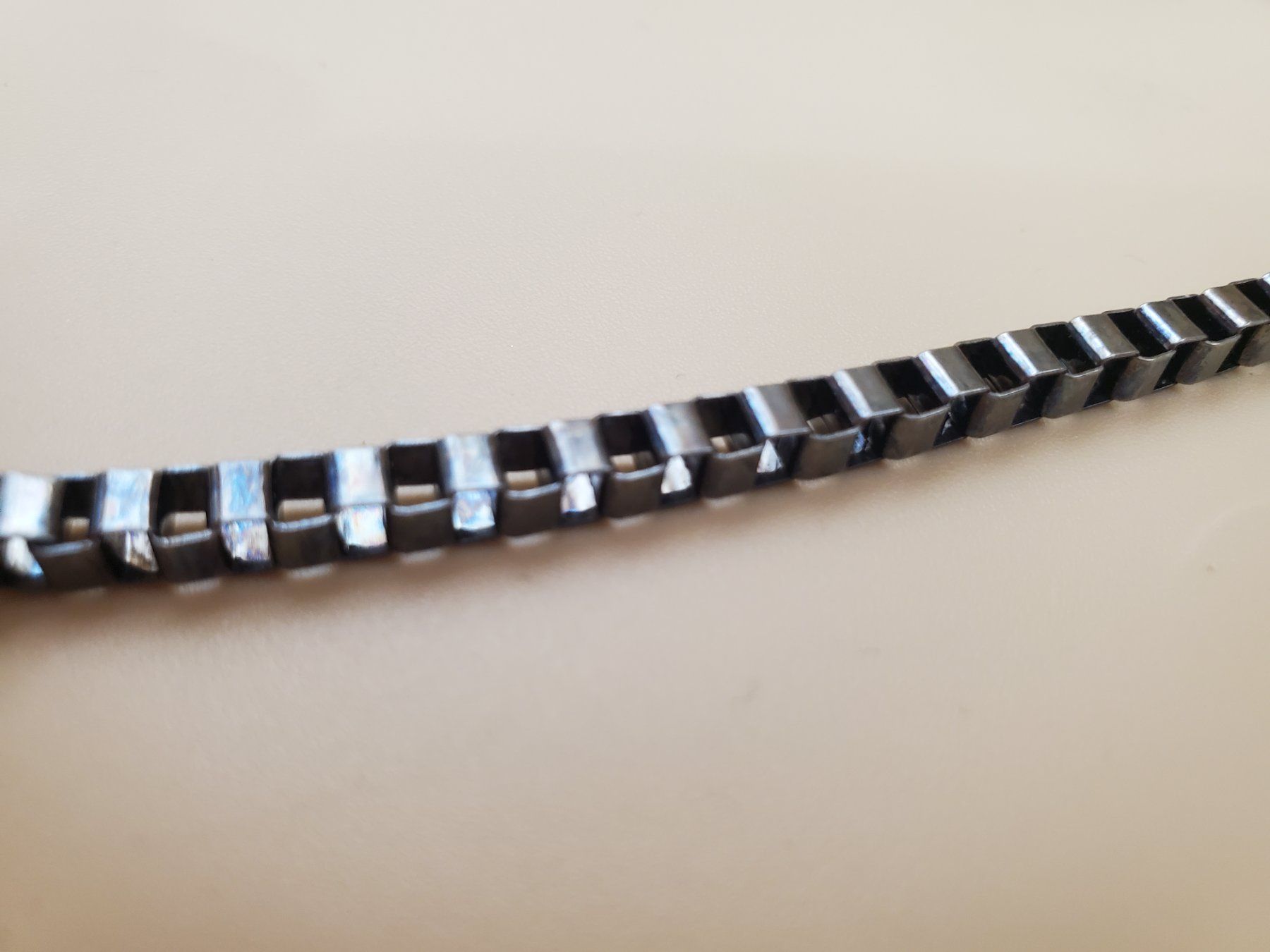Catenine: Collier fantaisie triangle gris et noir – Usato da Rennaz venduto da La_malle_du_dauphin 3