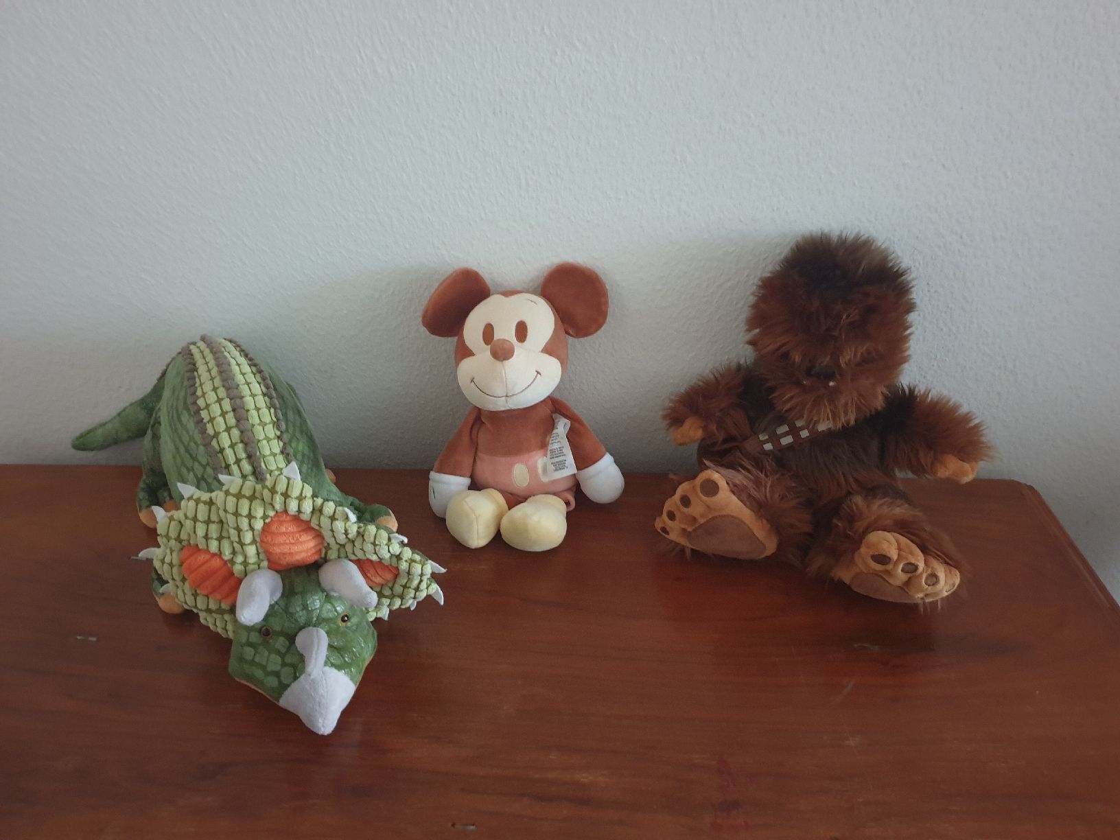 Disney Giocattoli: Neu doudou Disney Chewbacca et Mickey – Nuovo (secondo la descrizione) da Fribourg venduto da mal_8zjh