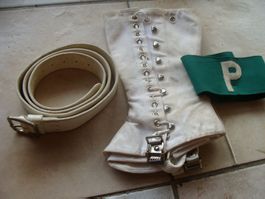 Ensemble de la police militaire suisse. 5 objets.