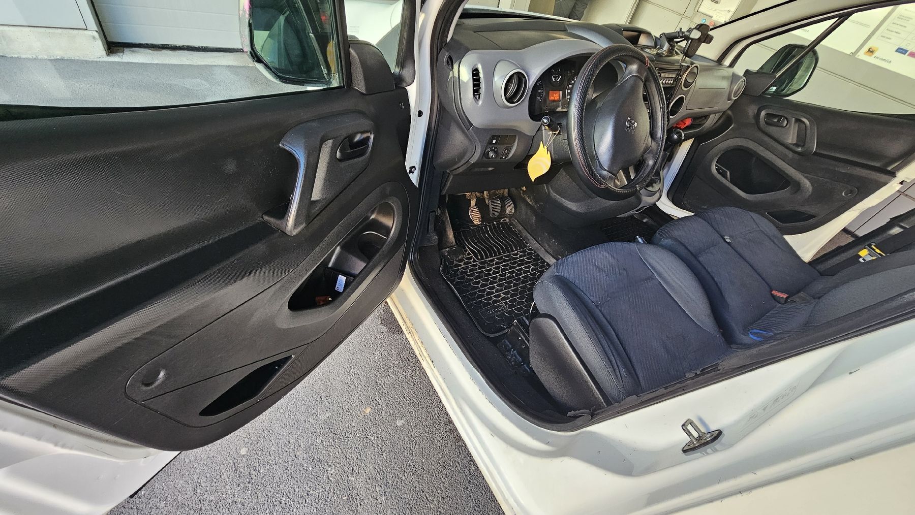 Peugeot Automobili: Peugeot Partner HDI Fourgon long, année 2011 – Usato da La Chaux-de-Fonds venduto da vil_7v6g 8