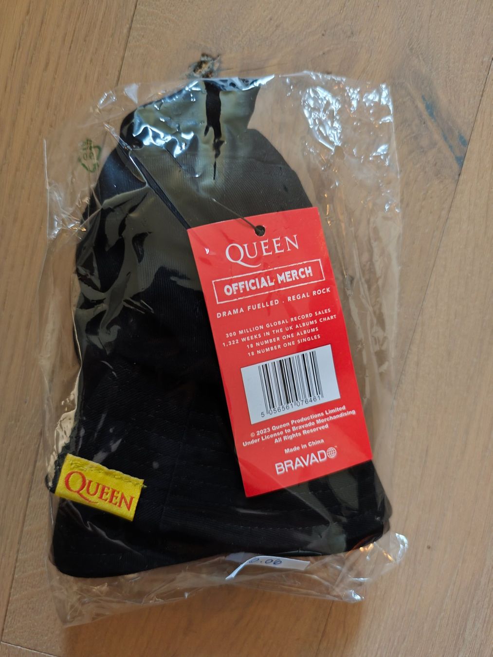 Copricapi, berretti & cappellini: Queen Bucket Hat - Face it Alone (letztes Exemplar) – Nuovo (secondo la descrizione) da Zofingen venduto da noise123 1
