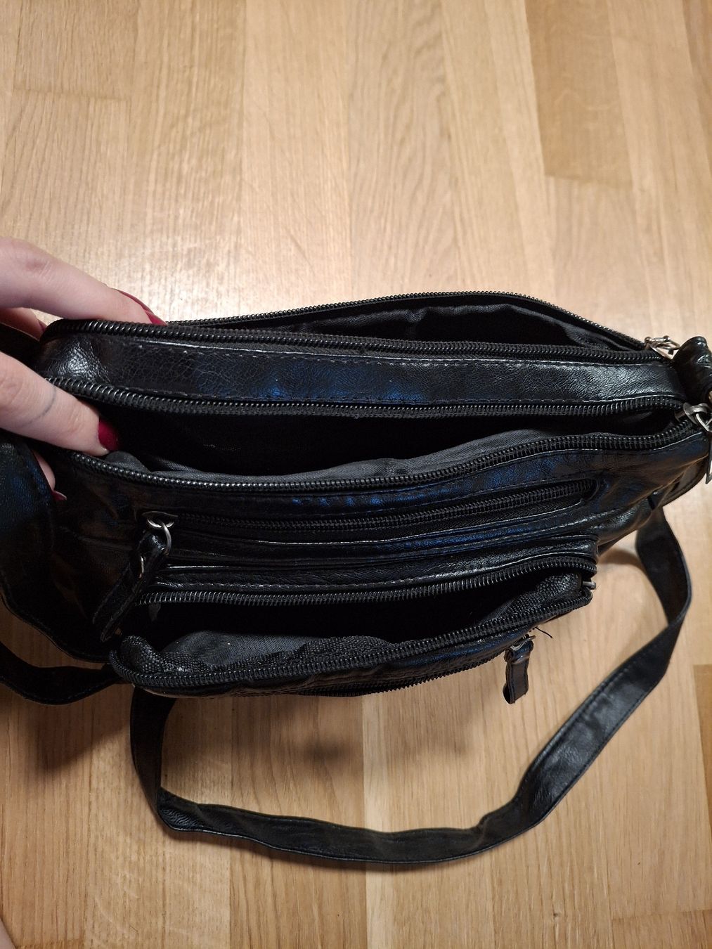 Borse da donna: Schwarze Umhängetasche – Usato da Glattpark(Opfikon) venduto da Beckf0rd 2