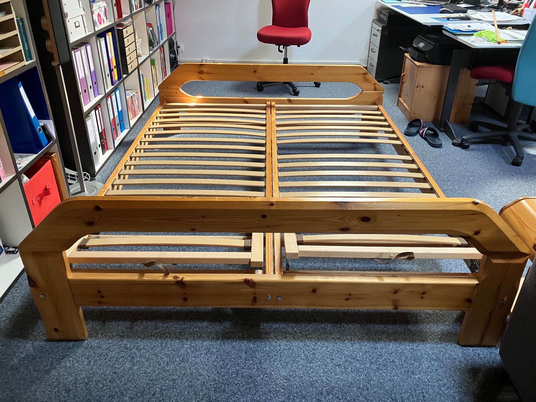 Betten: Doppelbett Kiefer massiv plus Nachttischli – Gebraucht aus Boll von Cwyss0 2