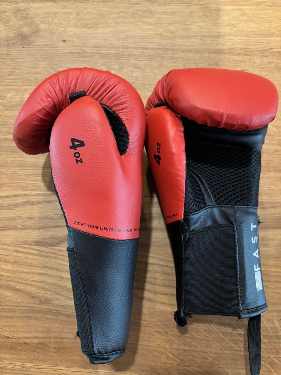 Gants & mitaines : Boxing Gloves red 4oz JNR good condition – Neuf (Voir description) à Basel par Pje_english 3