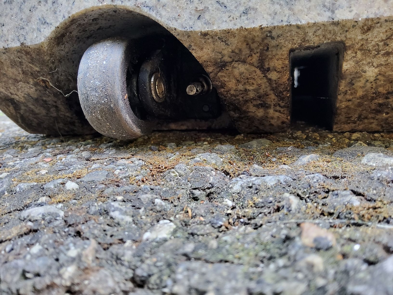 Altro: Granit-Schirmständer 30 kg mit Rollen & Zuggriff – Usato da Winterthur venduto da eob_fw5j 7