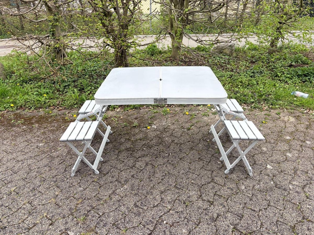 Set di tavolo e panche: Camping-Klapptisch mit 4 Hockern – Usato da Bremgarten AG venduto da moreman 1