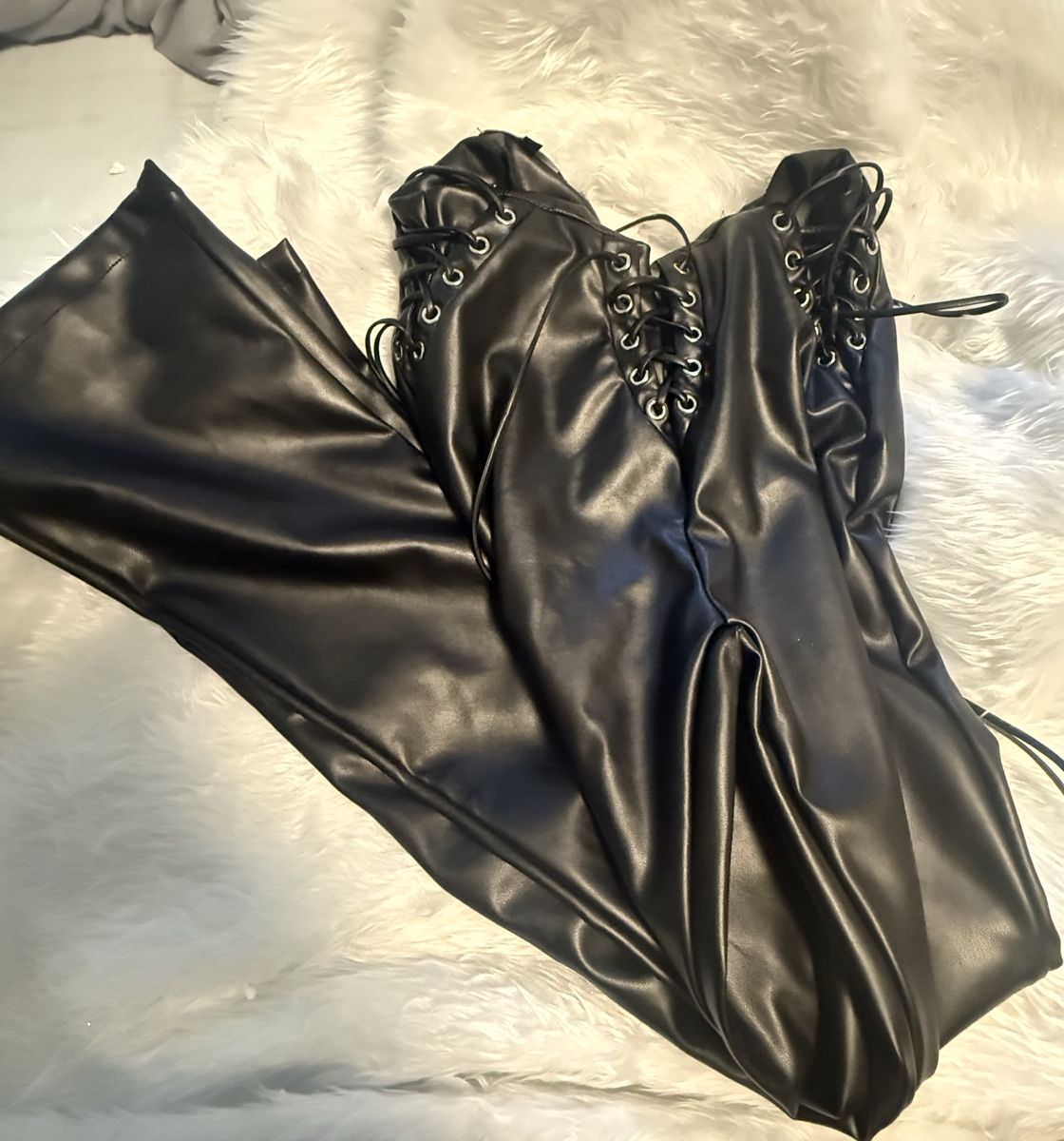 Pantaloni: Fashionnova flared leather pants – Nuovo (secondo la descrizione) da Menziken venduto da car_n7k5 1