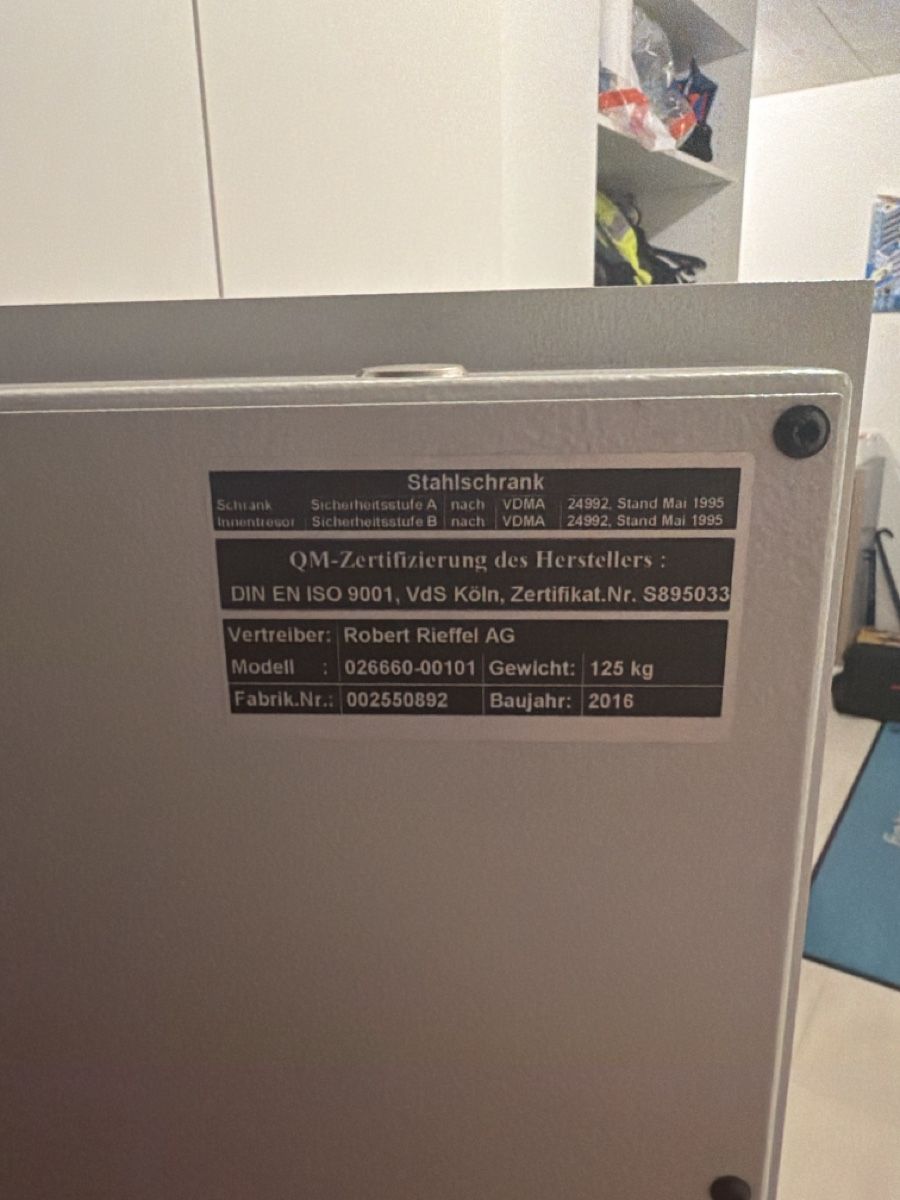 Casseforti: Tresor weiss mit diversen Stickern – Usato da Neschwil venduto da mch_kvt2 1
