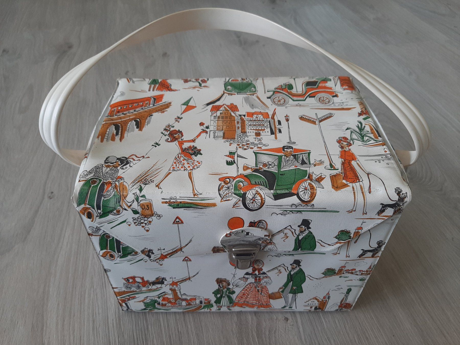 Set di piatti: Mid Century 50er 60er Vintage Oldtimer Camping Picknick Set – Usato da Erschwil venduto da Karabella 3