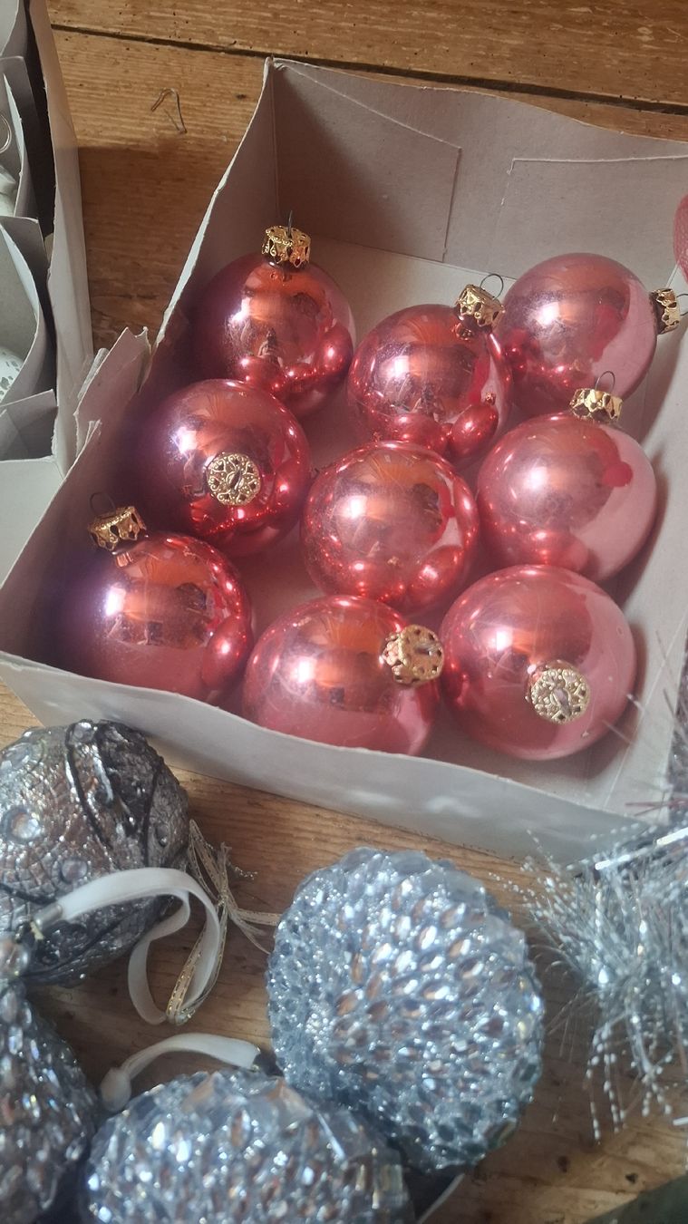 Alle Dekorationen: Weihnachtsdeko Vintage Kugeln. Rosa/Silber – Gebraucht aus Ebnat-Kappel von Aibur 1