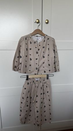 Zara Kinder Set beige Blumenmuster Grösse 104 getragen