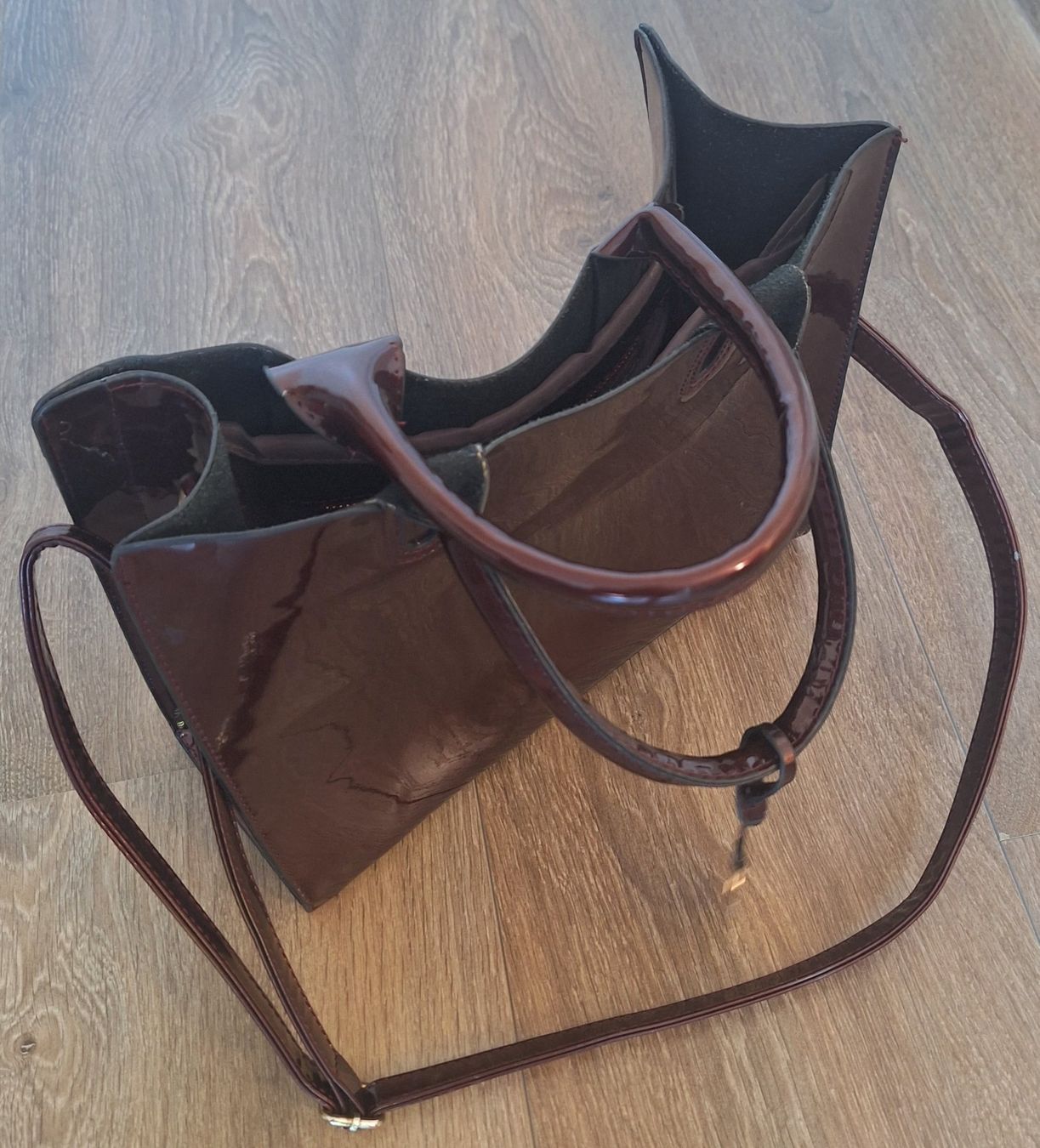 Borse da donna: Modische Schultertasche Lack in bordeaux – Usato da Muhen venduto da Happiness2008 3