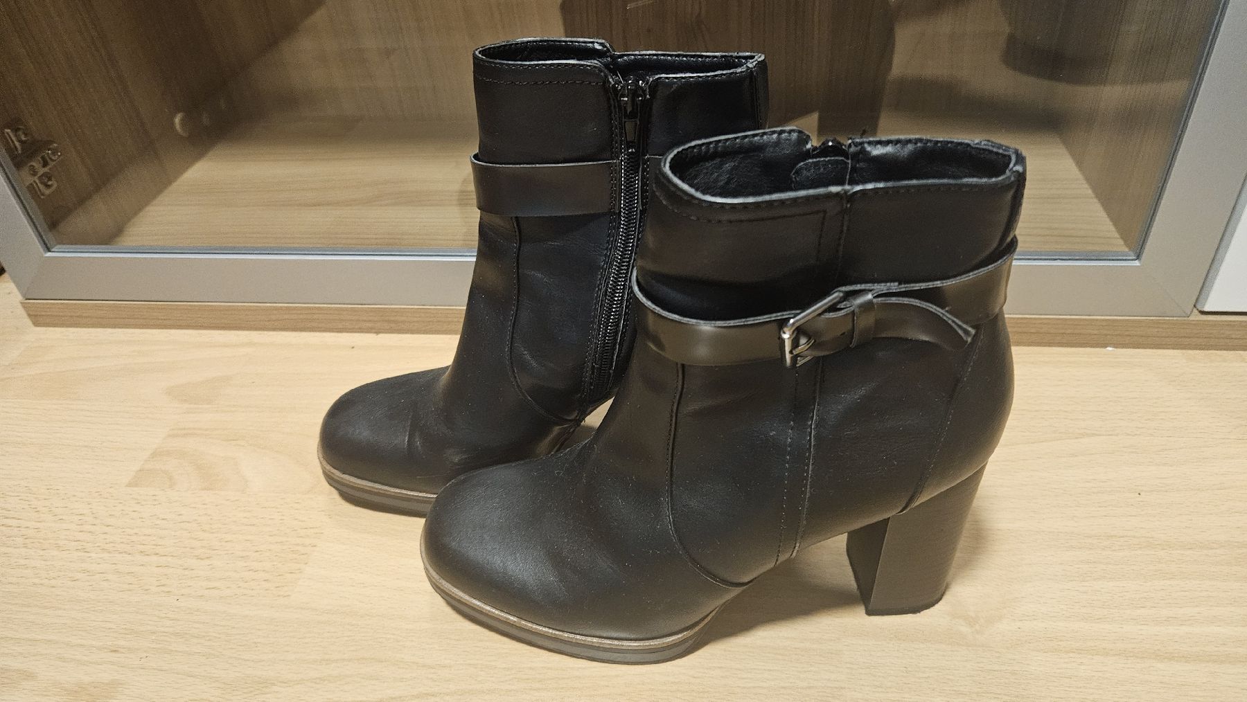 Scarpe da donna: Schwarze Stiefeletten mit Absatz, Gr. 39 – Usato da Glattbrugg venduto da SnowWhite01
