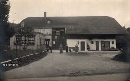 Studen. Bauernhaus mit Scheune, Spezereihandlung Kissling
