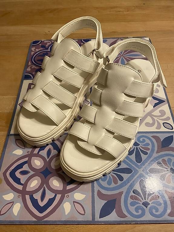 Damenschuhe: Weisse hübsche Sandalen für 9.- – Gebraucht aus Buchs SG von sil_fy8q 2